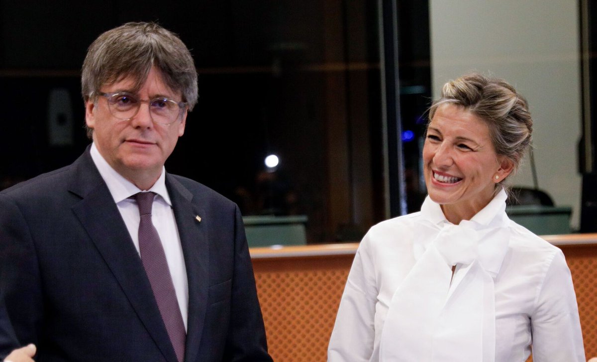 ESdiarioCV's tweet photo. ¿Qué te parece que Yolanda Díaz, se desplace fuera de España "para intentar negociar" la investidura con el expresidente catalán, Carles Puigdemont? 👇

🔄 BIEN
❤️ MAL https://t.co/MvvyqC0fiG