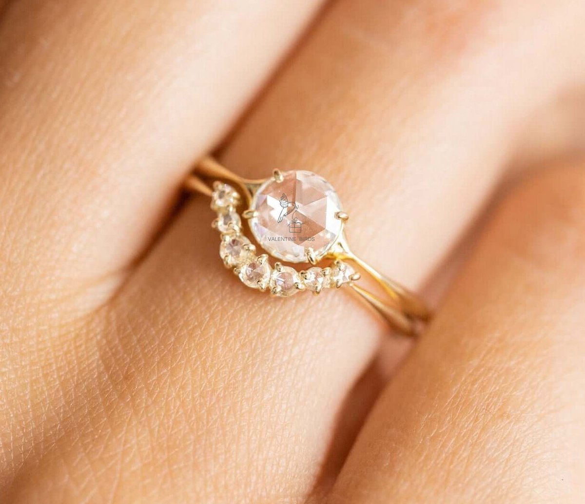 valentinebirds_'s tweet image. 18K Solid Gold Dainty Ring, Diamond Wedding band,Hand Made Diamond Eternity Band,Vintage Style Wedding Band,Perfect Gift for Her
➡Buy your order..👉Link in bio
Follow👉@ValentineBirds_
#RoundDiamond #LabGrownDiamond #StackableBand #RoundCutDiamond #MatchingBand #BlackFridaySale