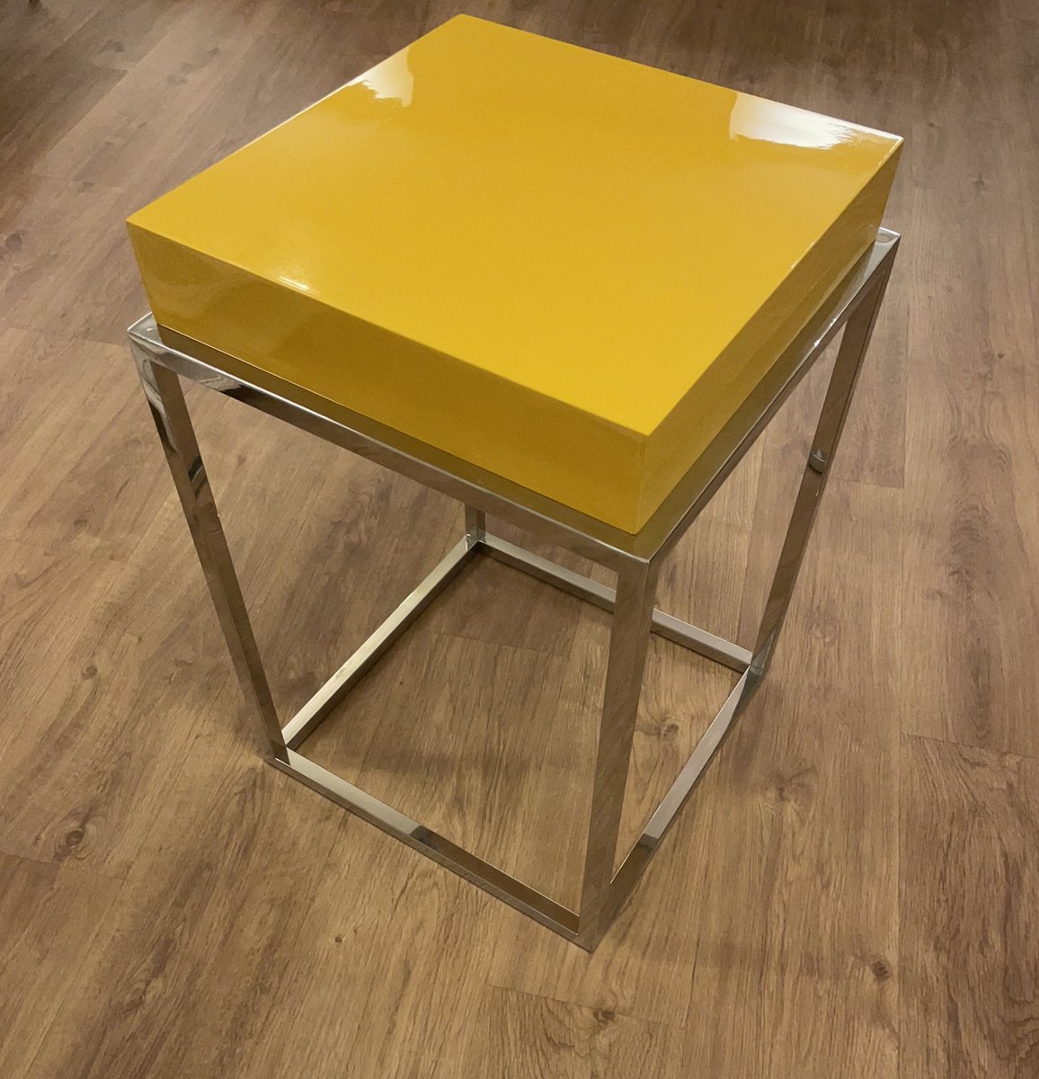 MueblesTyG's tweet photo. Mesa auxiliar en amarillo y cromo, si te gusta sigue viendo en https://t.co/G6JDHooHgU https://t.co/sfFwIKK7jE