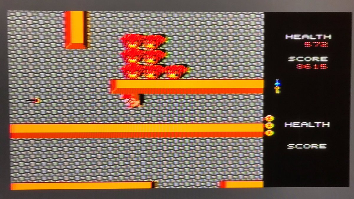 sekiro_51's tweet image. 欧州版セガマスターシステムⅡにて海外版GAUNTLET起動🪓敵がこんなに大量に表示されてもチラつかない👀攻略のキモと言えるスクロールの切り替えもスピーディーで上々の操作感🕹これは確かに8Bit機最強のガントレット👍コンポジット出力でボヤけるけど変換アダプターで…🤔
 #segamastersystem2  #SEGA