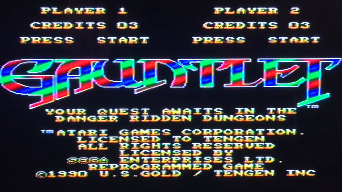 sekiro_51's tweet image. 欧州版セガマスターシステムⅡにて海外版GAUNTLET起動🪓敵がこんなに大量に表示されてもチラつかない👀攻略のキモと言えるスクロールの切り替えもスピーディーで上々の操作感🕹これは確かに8Bit機最強のガントレット👍コンポジット出力でボヤけるけど変換アダプターで…🤔
 #segamastersystem2  #SEGA