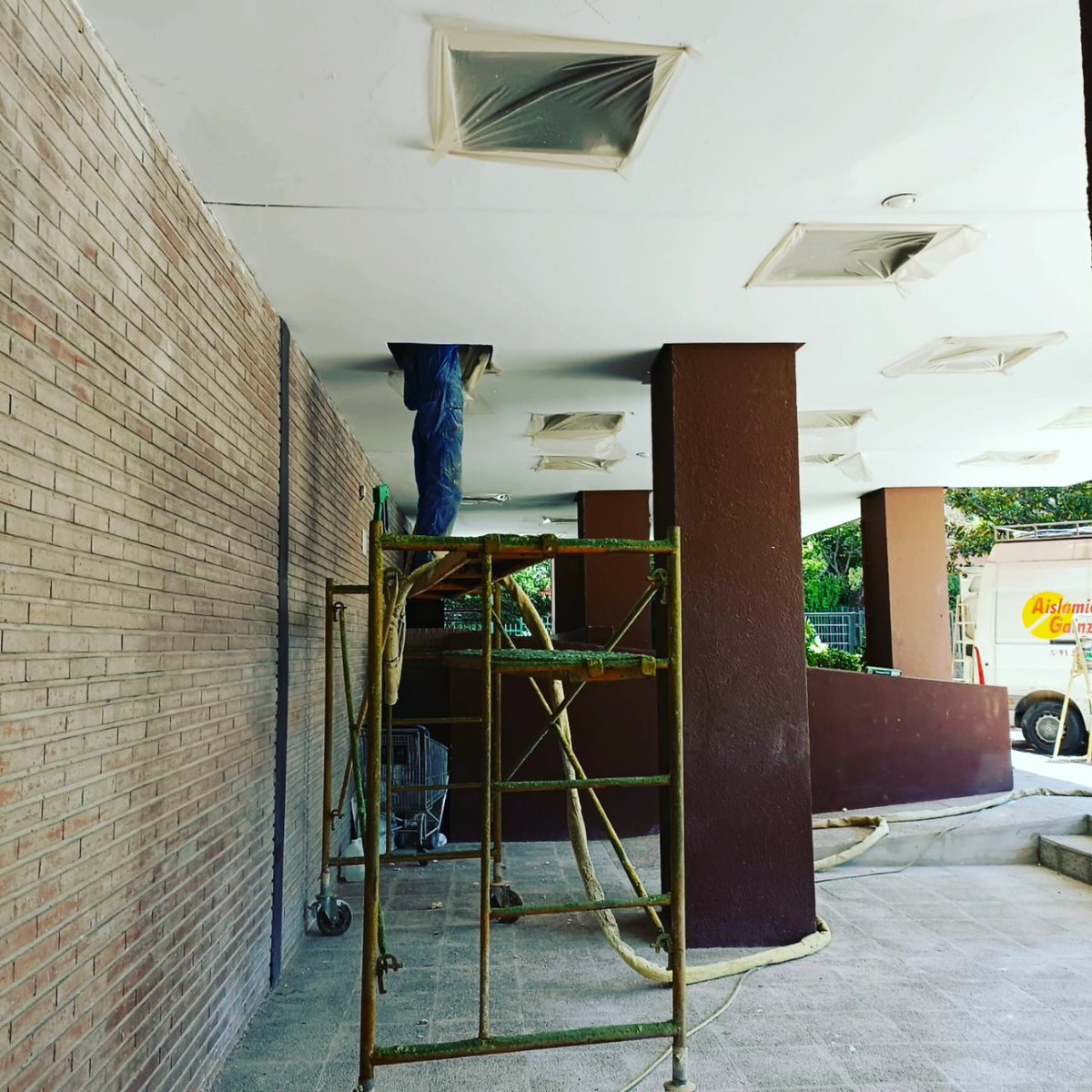 gainza_e's tweet photo. El trabajo que os queremos mostrar hoy trata de aislamiento en soportales de comunidades. A menudo sobre el falso techo no hay nada que proteja los forjados de las primeras plantas. #aislamientotermico #espumadepoliuretano #poliuretanoproyectado https://t.co/mk7U1VUAEq