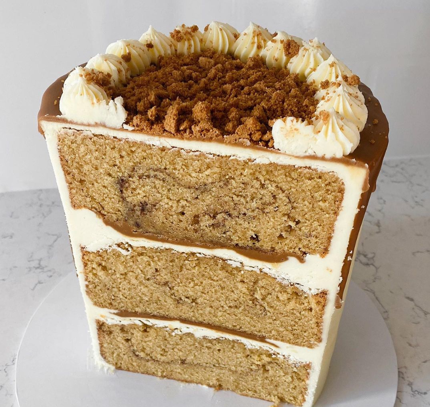 Today marks the start of #CakeWeek! 🥳🍰 This cinnamon sponge with vanilla buttercream and biscoff spread by Alyssa’s Bakery has us feeling inspired 🤩 Check out our blog on the art of cake making for everything you need to know 😋 bit.ly/45veTjv
🔍 Lotus Biscoff Spread