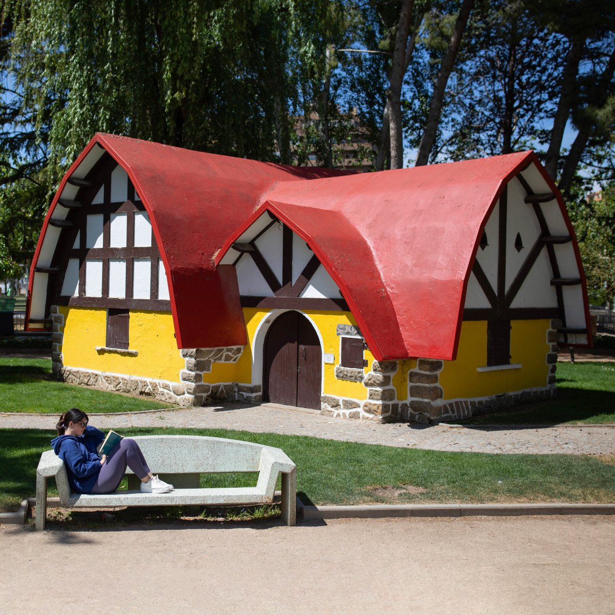 Huescaturismo's tweet photo. ¡La Casita de Blancanieves abre las tardes hasta este viernes 8 de septiembre! 🏡
Si pasáis por el parque Miguel Servet, de 18:30 a 20:30 los más peques podrán disfrutar de esta singular biblioteca y sus cuentacuentos. ¡Les encantará! 📚
#tusimo #ludotecashuesca #huesca #parque https://t.co/P5Z1af6dyV