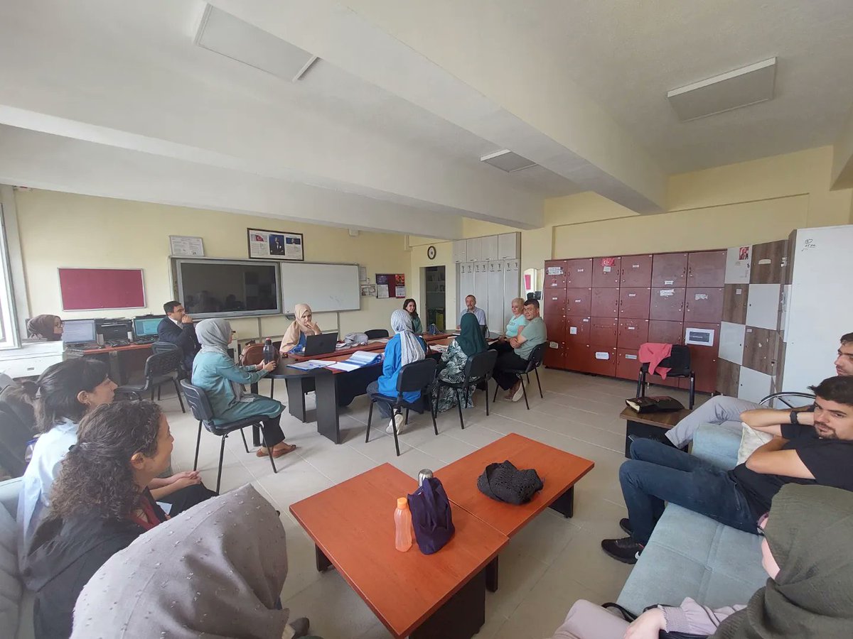 emet_imam's tweet photo. Seminer programı kapsamında 2023-2024 eğitim-öğretim yılına okulumuz öğretmenleri ile gerçekleştirilen öğretmenler kurul toplantısı ile başladık. 
#seminer #programı #öğretmenler #kurulu #toplantı https://t.co/0au0N2TVKS
