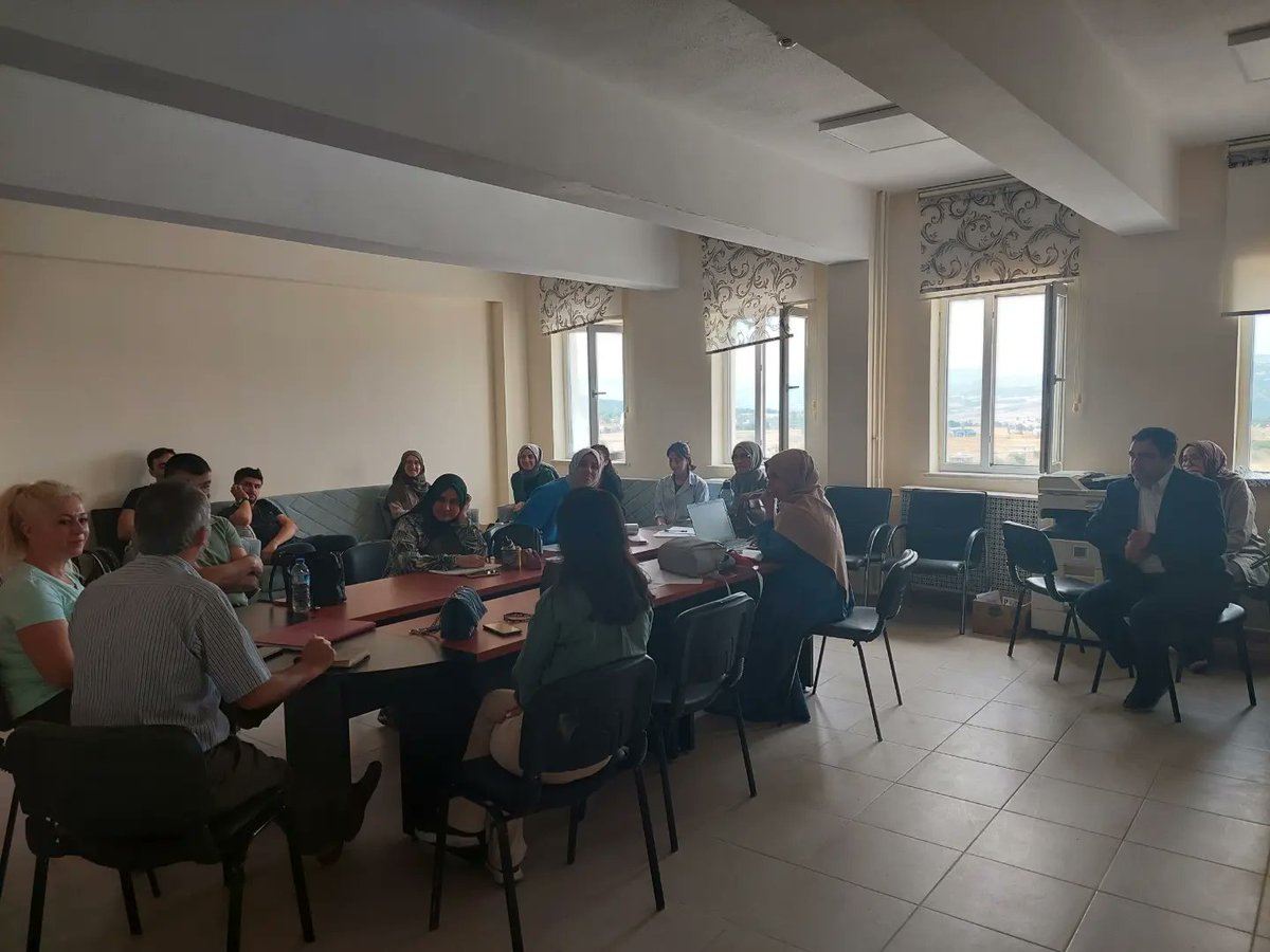 emet_imam's tweet photo. Seminer programı kapsamında 2023-2024 eğitim-öğretim yılına okulumuz öğretmenleri ile gerçekleştirilen öğretmenler kurul toplantısı ile başladık. 
#seminer #programı #öğretmenler #kurulu #toplantı https://t.co/0au0N2TVKS