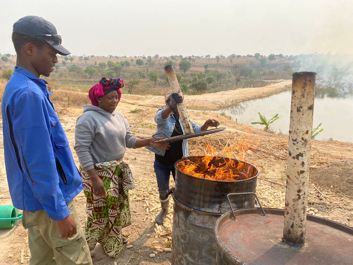 FAOAngola's tweet photo. O projecto #ZAEC que tem implementação do Min Ambiente #MINAMB, fundos @theGEF e apoio técnico @FAOAngola está a capacitar os camponeses da Ngunga e Lomanda II na comuna da Chipipa #Huambo em fabricação de biochar. O biochar é o uso do carvão vegetal para a correcção dos solos 🌱 https://t.co/ItaFFtHpGU