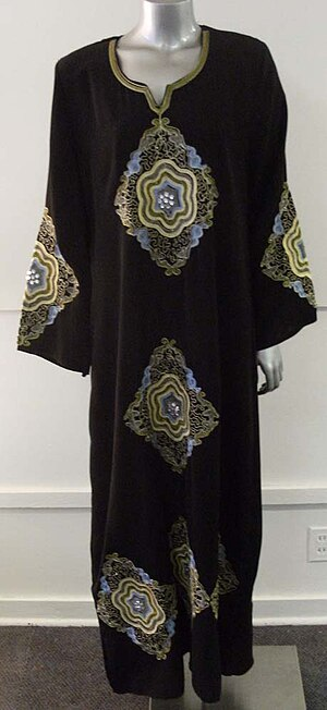 LeDivergent's tweet photo. @TPMP L'abaya est un habit traditionnel chez les Bédouins, porté par les femmes dans le désert pour se protéger des conditions climatiques :l'abaya remonterait aux anciennes civilisations de Mésopotamie il y a environ 4 000 ans. https://t.co/tb8WXNY7oq