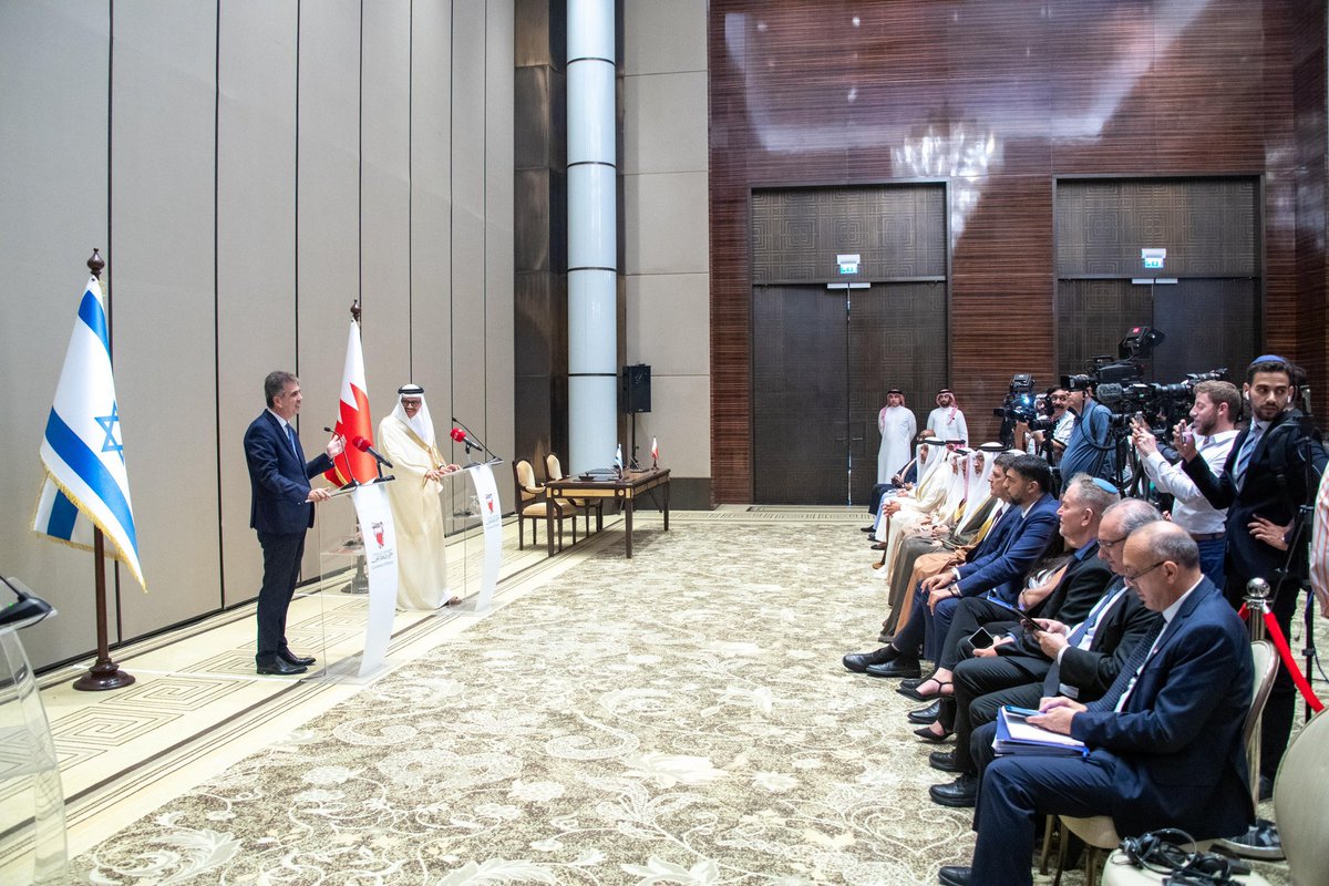 عقد سعادة الدكتور عبداللطيف بن راشد الزياني وزير الخارجية، ومعالي السيد <a href="/elicoh1/">אלי כהן | Eli Cohen</a> وزير خارجية دولة #إسرائيل مؤتمرًا صحفيًا اليوم بمناسبة زيارة الوزير الإسرائيلي لمملكة #البحرين.