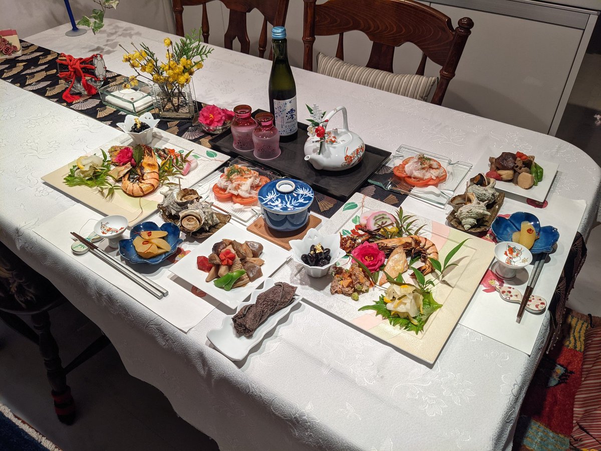 stringer0118's tweet photo. 今さらながら、今年の実家に帰った時の正月料理🍳😋💕
昔は、家族4人とおじいちゃんで座敷で食べていたが、今は寂しくなってしまったもんだ。でも、相変わらず、母の料理は素晴らしく、素敵である。
我が家の誇るべき食卓😊
いつまでも続けたいもんだ(*^^*)
 #正月料理
 #我が家の食卓 https://t.co/tvB58KkeGf
