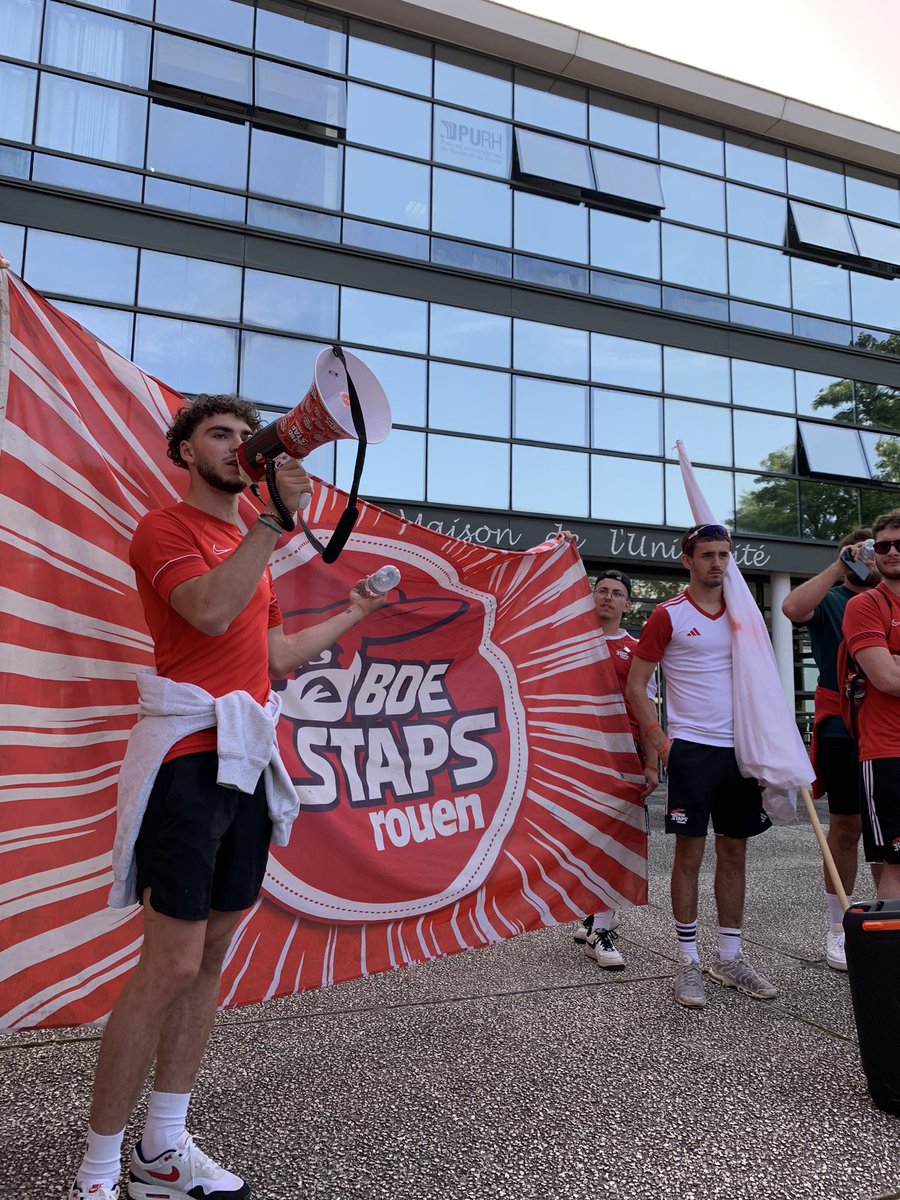 [#Rentrée2023]

Après une première journée de rentrée l’ensemble des étudiant•es et les PRAG/PRCE de l’UFR #STAPS à Rouen, se mobilisent en faveur des conditions de vie et de travail.

Le sous-financement de la filière #STAPS met en péril les rentrées sur tout le territoire