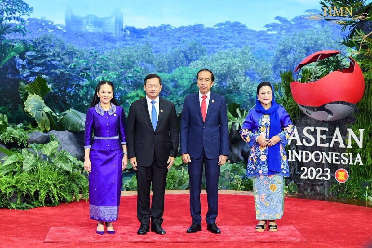hunsencambodia's tweet photo. ហាក់ដូចជាគាប់ជួន ឬទេវតារៀបចំ?
កាលខ្ញុំចូលរួមប្រជុំអាស៊ានលើកដំបូងដែលជាការប្រជុំកំពូលអាស៊ានលើកទី៣ នៅហ្វីលីពីនឆ្នាំ១៩៩៩ ខ្ញុំជានាយករដ្ឋមន្ត្រី ដែលមានវ័យក្មេងជាងគេ ក្នុងចំណោមប្រទេសអាស៊ាន១០ គឺមានអាយុ៤៧ឆ្នាំ។

ពេលនេះការប្រជុំកំពូលលើកទី៤៣ ដែលឥណ្ឌូណេសុី ធ្វើជាម្ចាស់ផ្ទះ ហ៊ុន ម៉ាណែត គឺជានាយករដ្ឋមន្ត្រី ដែលក្មេងជាងគេក្នុងចំណោមប្រទេសអាស៊ាន១១ រាប់ទាំងទីម័រខាងកើត។ ពេលនេះ ហ៊ុន ម៉ាណែត អាយុ៤៥ឆ្នាំ។

ជូនពរថ្នាក់ដឹកនាំអាស៊ាន ដែលជាមិត្តចាស់យូរឆ្នាំនិងសូមគោរពលាពីចម្ងាយ៕

Is it accidental or is it prepared by Tevada (god)?

When I attended my first ASEAN Summit, the 3rd ASEAN Summit in the Philippines in 1999, I was the youngest prime minister, 47 years old, among the 10 ASEAN leaders.

This time the 43rd ASEAN Summit in Indonesia, Manet is the youngest prime minister among the 11 leaders of ASEAN countries, including East Timor. Now Hun Manet is 45 years old.

Sending regards to ASEAN leaders who have been old friends for many years and best wishes from afar.