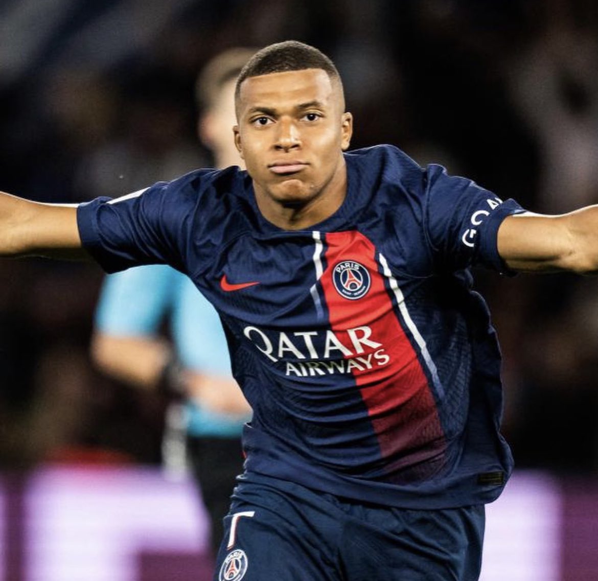 MediaParisien's tweet photo. 🇫🇷 Kylian Mbappé est en train de négocier un nouvel accord avec le PSG ! 

Les détails de cette possible prolongation, y compris une clause de départ en 2024, revêtent une grande importance.

@FabrizioRomano via @caughtoffside https://t.co/3ERs8naLDJ