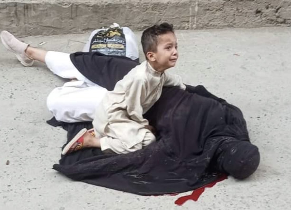 اس تصویر پر دو منٹ رکیں اسے غور سے دیکھیں سڑک پر پڑھی ماں کی لاش اور لاش سے لپٹا بیٹا ، اس بچے کا چہرہ دیکھیں محسوس کریں اس بچے کا درد اسکی آنے والی زندگی ، ریاست میں انصاف ہوتا تو شاید یہ قتل نہ ہوتا، ریاست کے رویے نے قاتل کو یقین دلا دیا ہے کہ میں قتل کر کے بچ جاوں گا ، سرزمین