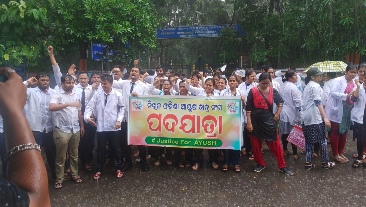 SubhamP80561529's tweet photo. Heavy rain,Dull faces, tired eyes, restless body can speaks all the emotions of every single individuals. Still ODISHA GOVT. is not aware of it. Why that much discrimination and injustice for AYUSH. #JusticeForAyush @abvpodisha @AMSA__Odisha @CMO_Odisha @HFWOdisha @HMSAodisha https://t.co/HTeyLouFmd