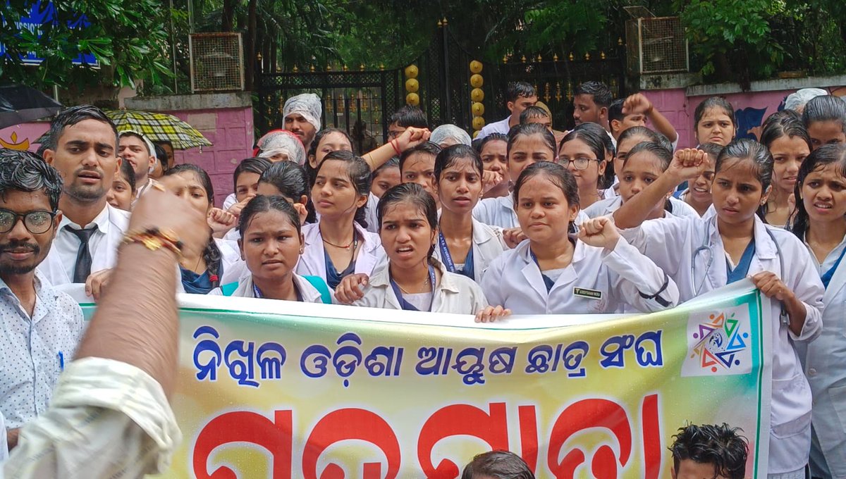 SubhamP80561529's tweet photo. Heavy rain,Dull faces, tired eyes, restless body can speaks all the emotions of every single individuals. Still ODISHA GOVT. is not aware of it. Why that much discrimination and injustice for AYUSH. #JusticeForAyush @abvpodisha @AMSA__Odisha @CMO_Odisha @HFWOdisha @HMSAodisha https://t.co/HTeyLouFmd