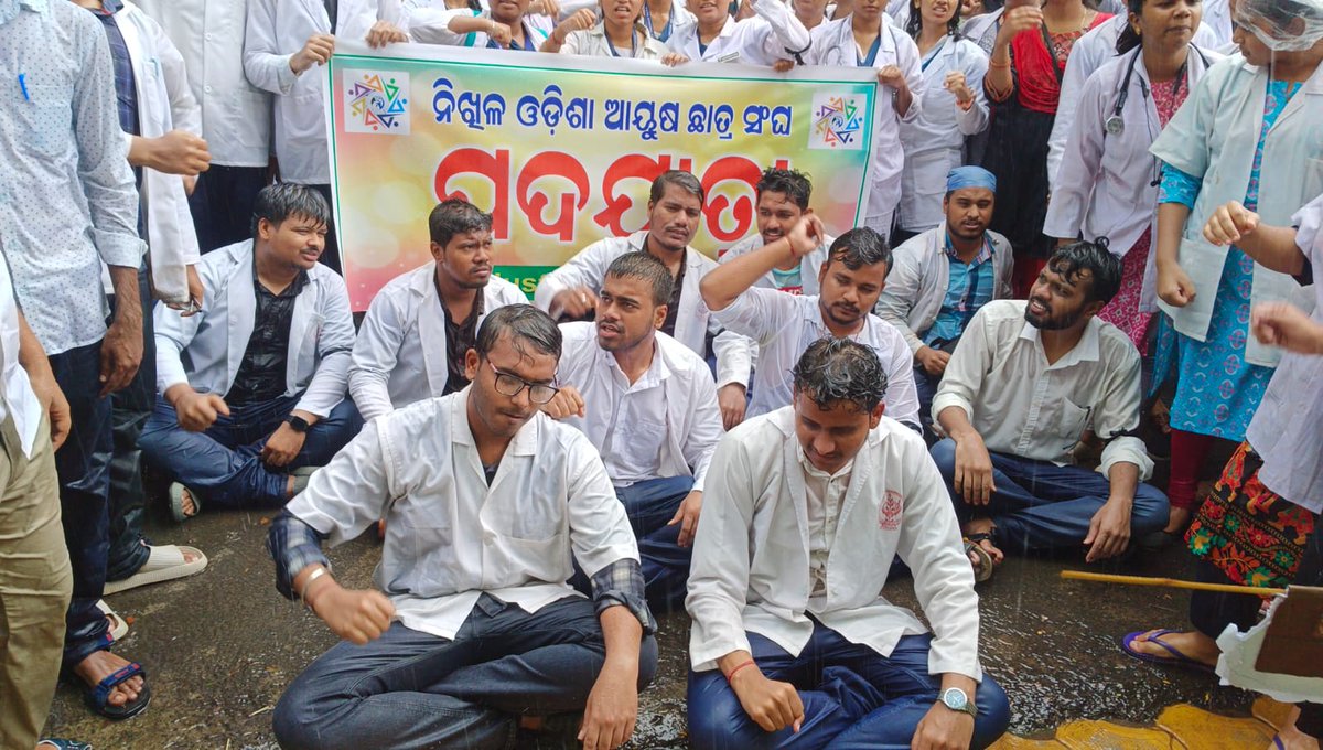 SubhamP80561529's tweet photo. Heavy rain,Dull faces, tired eyes, restless body can speaks all the emotions of every single individuals. Still ODISHA GOVT. is not aware of it. Why that much discrimination and injustice for AYUSH. #JusticeForAyush @abvpodisha @AMSA__Odisha @CMO_Odisha @HFWOdisha @HMSAodisha https://t.co/HTeyLouFmd