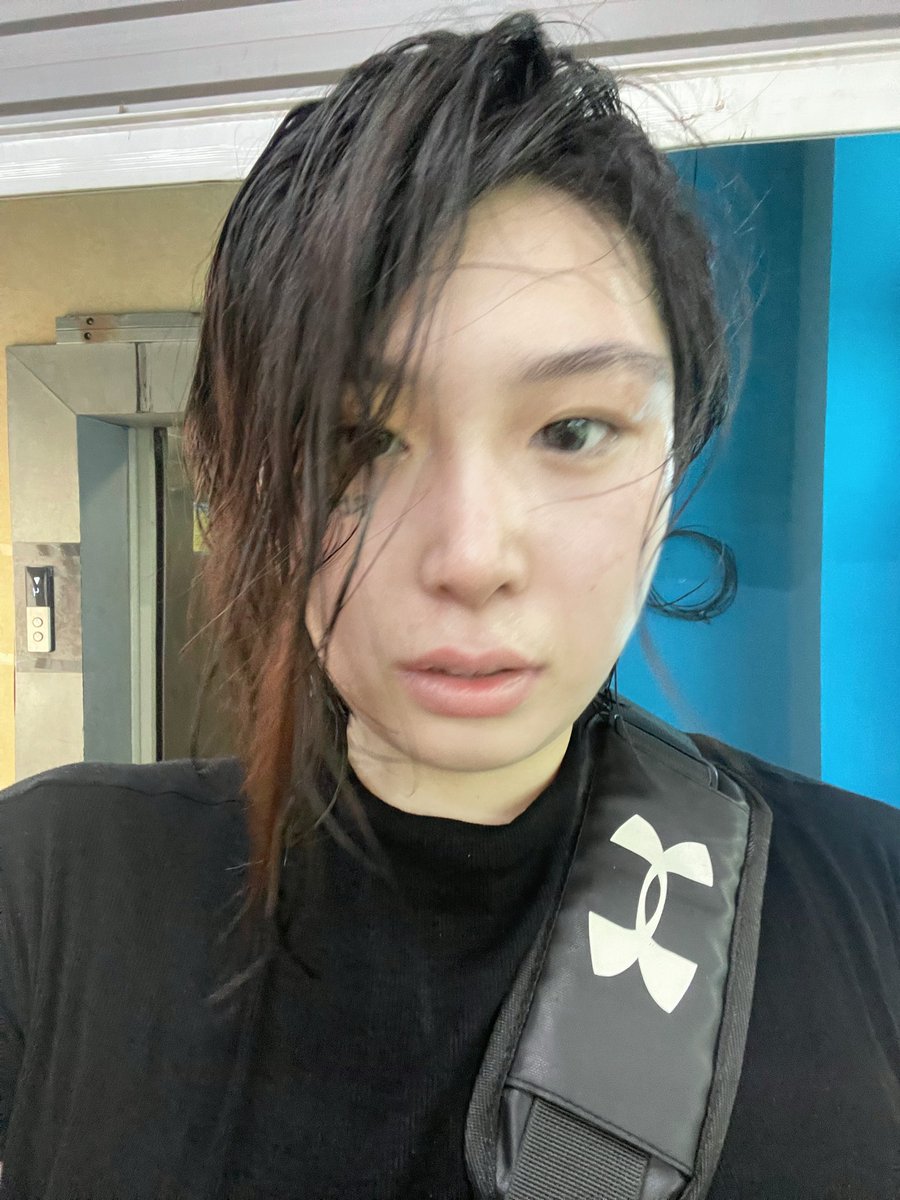 我真的是养成系博主，时观去年，我每天在发疯自杀发疯，现在我逐渐的被先生调教成积极向上的正常疯子，搏击课结束大汗淋漓。 https://t.co/qcJDrA1exr
