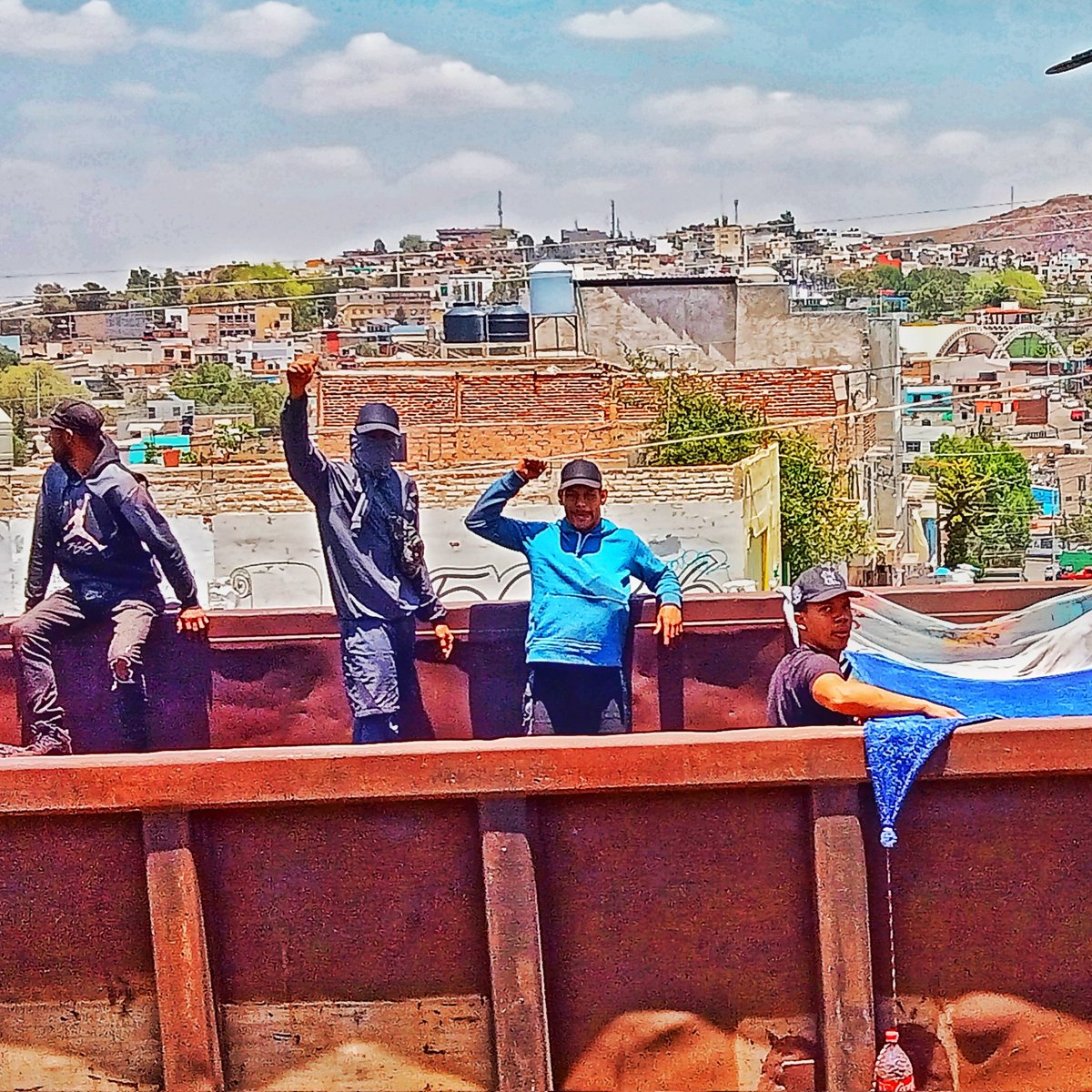 La mayoría de quienes viajan en los trenes de Ferromex provienen de Honduras, El Salvador, Guatemala y Venezuela, casi todos van sin comida ni agua: “La intención de este grupo es aliviar su necesidad, aunque sea temporalmente”.
#Zacatecas #migrantes