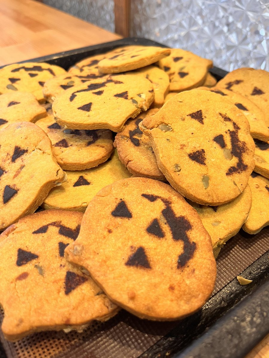 make_e_cafe's tweet photo. 新シーズン🎃準備中‼️

9月になりましたね。フードもこれから秋のものがジャンジャン出てきますよ〜💛
去年も大人気だったあのクッキーも、モリモリと製造中です☺️
超ご期待ください✨ https://t.co/al8CdNwCWl