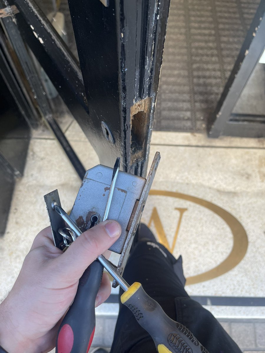keyserveuk's tweet photo. Worked at @waterstones Preston today servicing a mortice lock. Lovely staff and great air con too 😎

#Keyserve #KeyserveLocksmiths https://t.co/nJhKnGJEBS