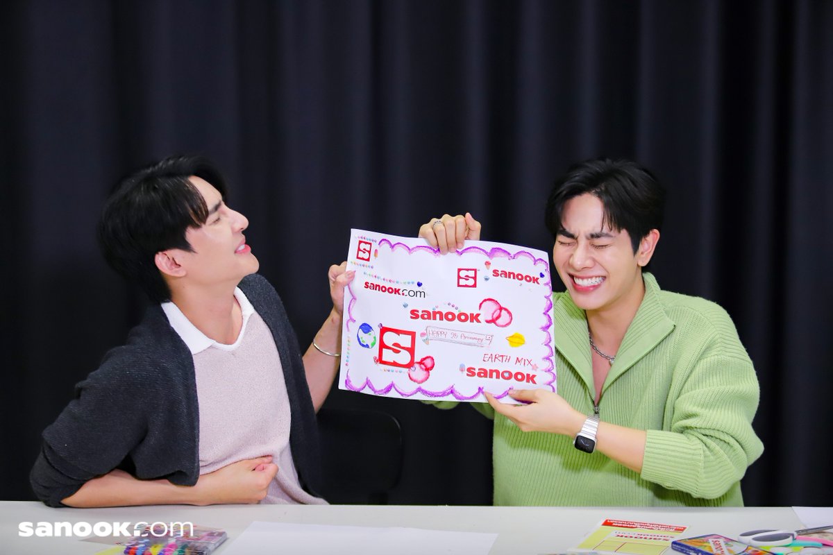 Sanook's tweet photo. ภาพบรรยกาศการถ่ายทำ #sanook25ปีxEarthMix สองหนุ่ม เอิร์ท-มิกซ์ มาทำการ์ดอวยพรให้กับทาง Sanook❤️🥰 อย่าลืมไปกดหัวใจนะจ๊ะ
📷🔗https://t.co/gAUpiZ6fvf
📺❤️https://t.co/dypnLMFfS4
#sanook25ปีมันดีย์มาก
#EarthPirapat
#mixxiw
#EarthMix
#เอิร์ทมิกซ์
#SanookInterview
#Sanook https://t.co/rRoGXEQ7G3