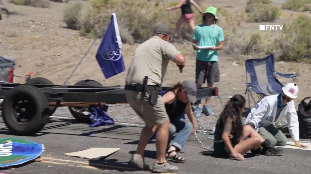Anarchitect918's tweet photo. Reminder that Burning Man attendees called in a fake police report that the climate activists blocking the road were waving guns at them, which resulted in cops brutalizing and ramming the protesters, and then due to climate change, the desert flooded and trapped them all in. https://t.co/Ub0zTF3Qgj