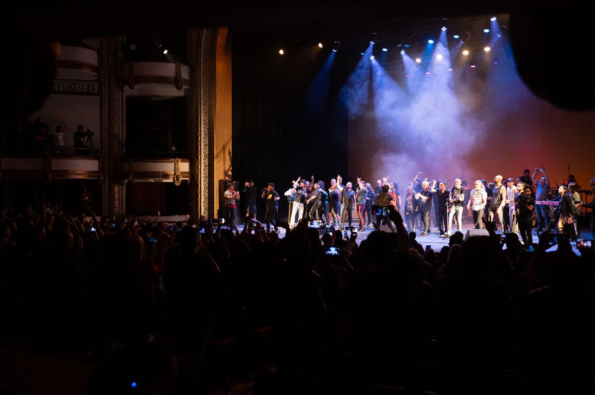 Anoche en el concierto de <a href="/SomosResonante/">Resonante Official</a> se revivió el Lado B del Rock Mexicano con un tributo al legado de bandas y músicos que conformaron la escena nacional de los años 80 y 90 en el #TeatroDeLaCiudad Esperanza Iris. 

Las y los asistentes corearon canciones que hicieron