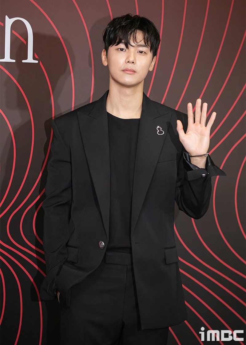 imbcenews's tweet photo. 강민혁, 올바른 슈트핏 #강민혁 #KANGMINHYUK #CNBLUE #씨엔블루 [iMBC 직찍]

⬇️Click Plz⬇️
https://t.co/mH3nJVcu0y https://t.co/qrVIfdUTyV