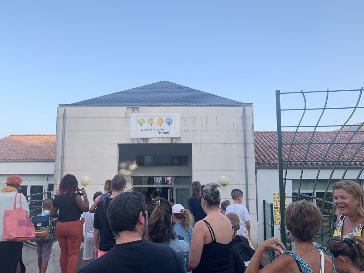 acharpentier85's tweet photo. 🖌️Rentrée des classes ce lundi matin sur #Lucon.Nous étions présents Avce Dominique Bonnin et Yveline Thibaud pour accompagner les élèves Luconnais. 📝
@DepVendee https://t.co/iupndTDx3L