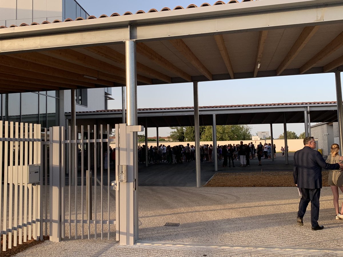 acharpentier85's tweet photo. 🖌️Rentrée des classes ce lundi matin sur #Lucon.Nous étions présents Avce Dominique Bonnin et Yveline Thibaud pour accompagner les élèves Luconnais. 📝
@DepVendee https://t.co/iupndTDx3L