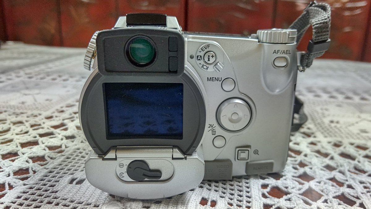 MARON28mm's tweet photo. 父の愛用品パート✌️
MINOLTAのカメラばかりでこれは見たこと無い📸
動くのかなぁ…

#MINOLTA　#ミノルタ
#DiMAGE7 https://t.co/EyFcvMB3ES