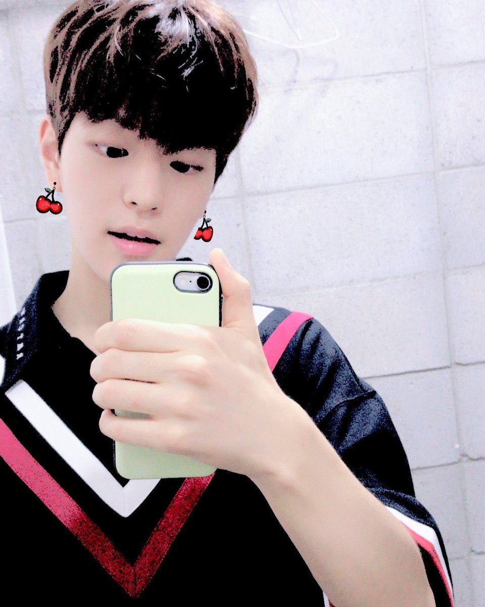lloronestwt's tweet photo. Fotitos en el mirror 🪞 como recuerdo que hoy es la ⁦#퀸덤𝑓ina𝕝⁩. Llegué justo a tiempo para ver el ⁦#𝔇i𝕧ini𝚝es·Ʈhrōne⁩, porque se sabe que estas reinas ganaron con ⁦#𝕃ion𐀶𝕨ιηѕ⁩. Las mejores, ⁦#𝟶𝟺𝟶𝟿𓏲𝑐𝑟own⁩. ♡

 ׅ ࣪   𝅄  ᧉ𝑡er𝕟a𝑙 t𝕚më 為了 𝕤ure𝚗 ﹗ https://t.co/pkz0vKEML8