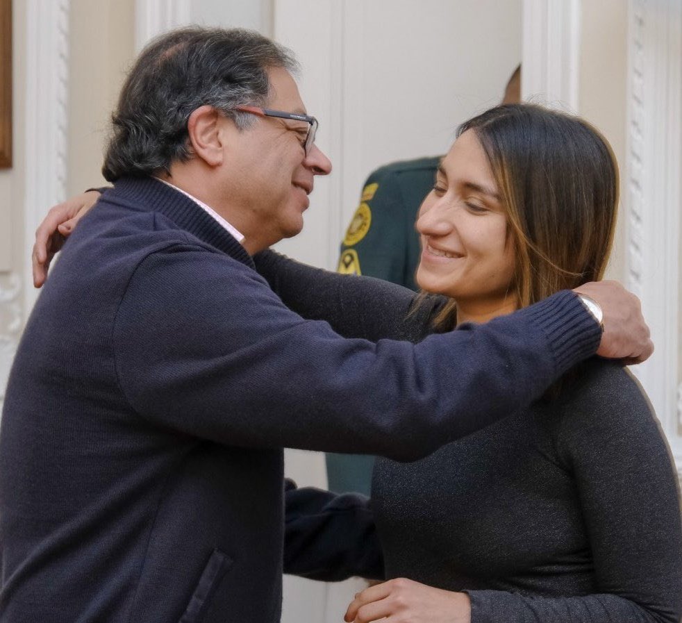 DanielSamperO's tweet photo. Boletas gratis para #Circombia al mejor texto para esta foto. https://t.co/5nBFBZ8y0L