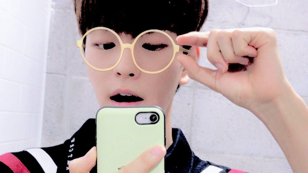 lloronestwt's tweet photo. Con mis lentes que me hacen ver más favha de lo que ya soy, voy camino al ⁦#𝕁uй𝕙ѳ𖥤𝕕e𝚋ūt⁩. Es que por nada del mundo me iba a perder apoyar a este rey en su ⁦#キミの声𓈒࣪𝕔once͜͡rt, mucho menos escuchar ⁦#IꙆoʋᥱ𝕌⁩ en vivo.

 ׅ ࣪   𝅄  ᧉ𝑡er𝕟a𝑙 t𝕚më 為了 𝕤ure𝚗 ﹗ https://t.co/6AfNNw59D4