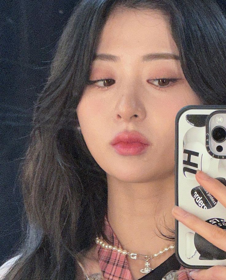 [ day 21 ]

hey, i'm khyy. I'm looking for interactive moots! 

☆ filo | she/her | minor
☆ not new to #stantwt and #kpoptwt
☆ any fandom is welcome ^^
☆ multi stan

♡/↻ will be much appreciated !!