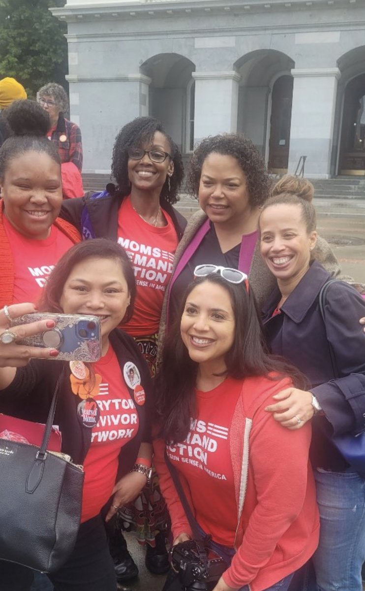 California survivors, community partners, lawmakers and <a href="/StudentsDemand/">Students Demand Action</a> &amp; <a href="/MomsDemand/">Moms Demand Action</a> volunteers have come together all year long as a fierce coalition to advocate for the historical and critical bill #AB28, the Gun Violence and School Safety Act from <a href="/AsmJesseGabriel/">Asm. Jesse Gabriel</a> 🧵➡️