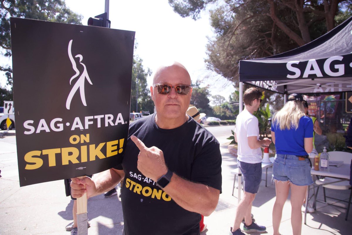 MichaelChiklis's tweet photo. I believe this country distinguishes itself when it affords people of all walks of life, with the opportunity to succeed at the highest levels, according to their work ethic, innovation, integrity &amp; effort. It’s high time we return to valuing the workforce. #HappyLaborDay https://t.co/bdzGfgyzmT