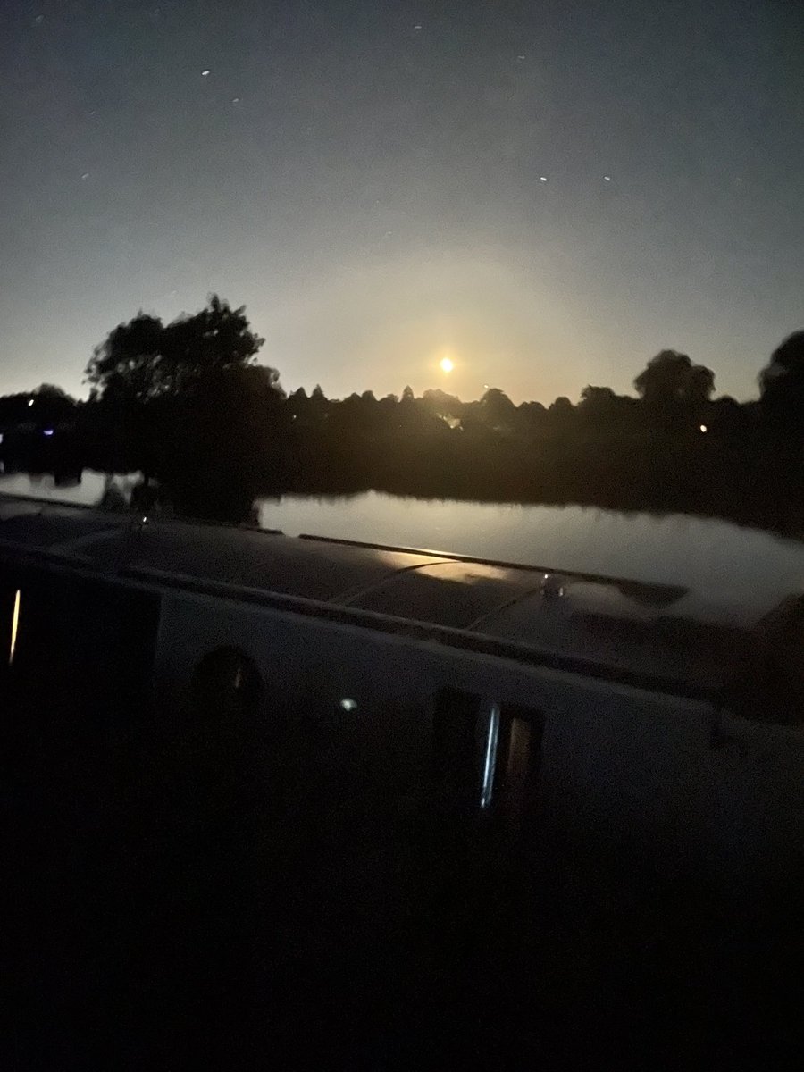Jake_A_Turner's tweet photo. Moonrise https://t.co/gfk6OzESBB