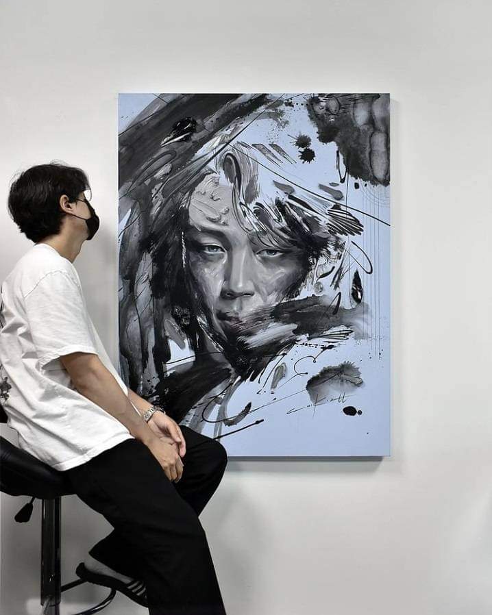 btswingsjm7's tweet photo. — El artista Lee. K, reveló la razón por la cual Park Jimin es su musa:

“Hay un enigma en el rostro de Jimin, que armoniza perfectamente la belleza del Oriente y Occidente. Sus ojos son los de un hermoso asiático, su nariz relativamente corta crea una belleza [+] https://t.co/jRvOswotwR