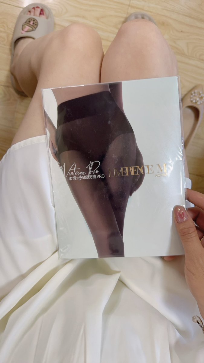 涞觅家的柔情大师版，天鹅绒材质细腻柔软，哑光丝适合日常穿搭、裤里丝都很OK。人体工学的立体针织结构，腿部弯曲都不会有褶皱，作为一名深度丝袜控的我，对这款丝袜那是爱不释手😍
   #涞觅不止丝滑