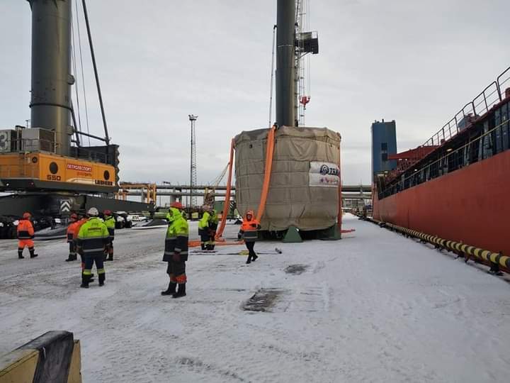 صورة مهيبة من موقع العمل في محطة الضبعة النووية . هؤلاء الذين يملأون الصورة هم جزء من جيش العاملين المصريين والروس في المحطة العملاقة التي ستشهد في 6 أكتوبر المقبل - بمشيئة الله - حدثا مهما للغاية هو تركيب مصيدة قلب المفاعل النووي المصري الأول - التي وصلت بالفعل - والتي ستغير