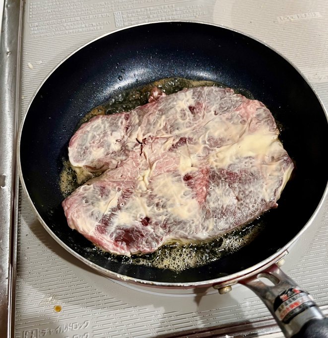 Youtubeで教えてもらった、安いステーキ肉をマヨネーズ一晩塗っておくと美味しくなるやつ。
実際美味しかった! 