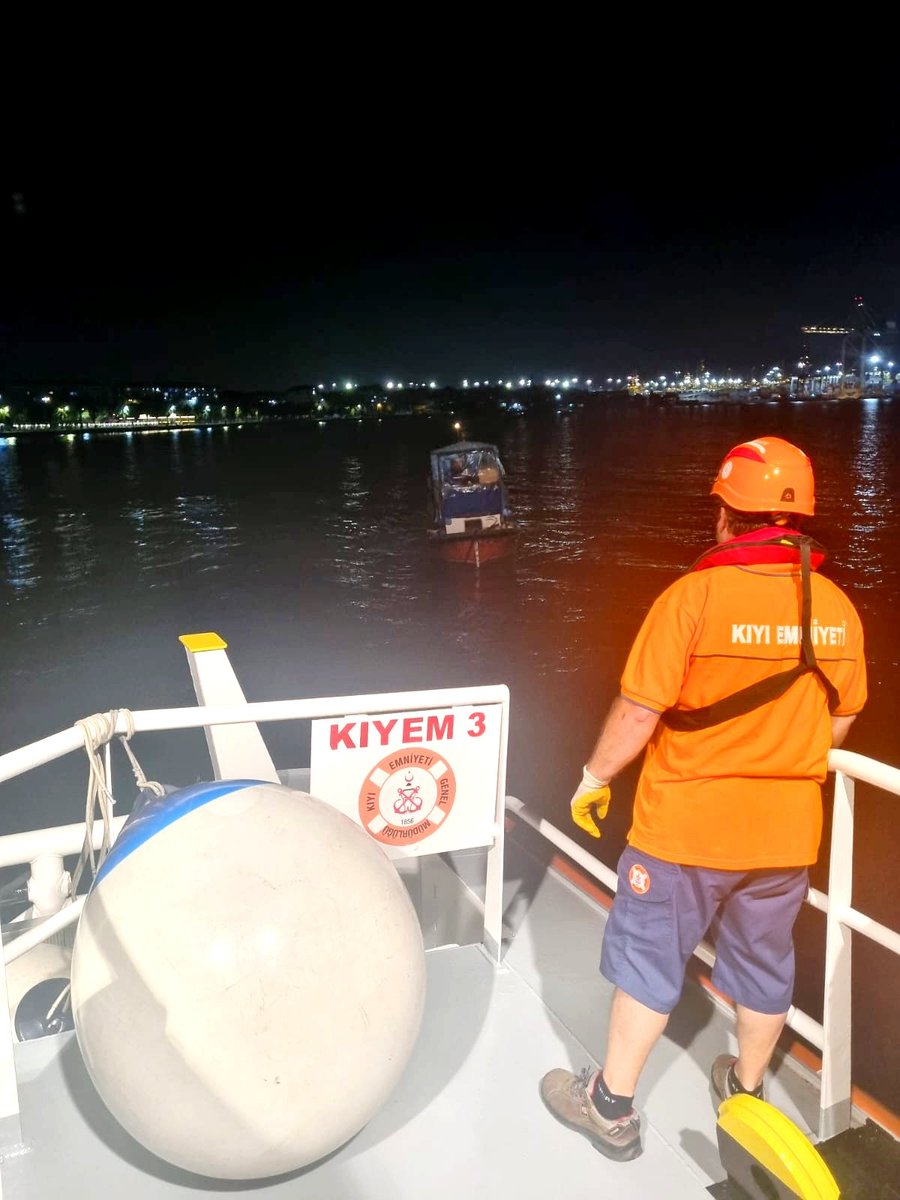 kiyiemniyet's tweet photo. Dubai Port açıklarında makine arızası nedeniyle sürüklenen ve içerisinde 3 kişi bulunan 7 metre boyundaki tekne, KIYEM-3 hızlı tahlisiye (can kurtarma) botumuzca Ereğli Balıkçı Barınağı'na emniyetle yanaştırıldı. https://t.co/tPCQ2Ycm7I