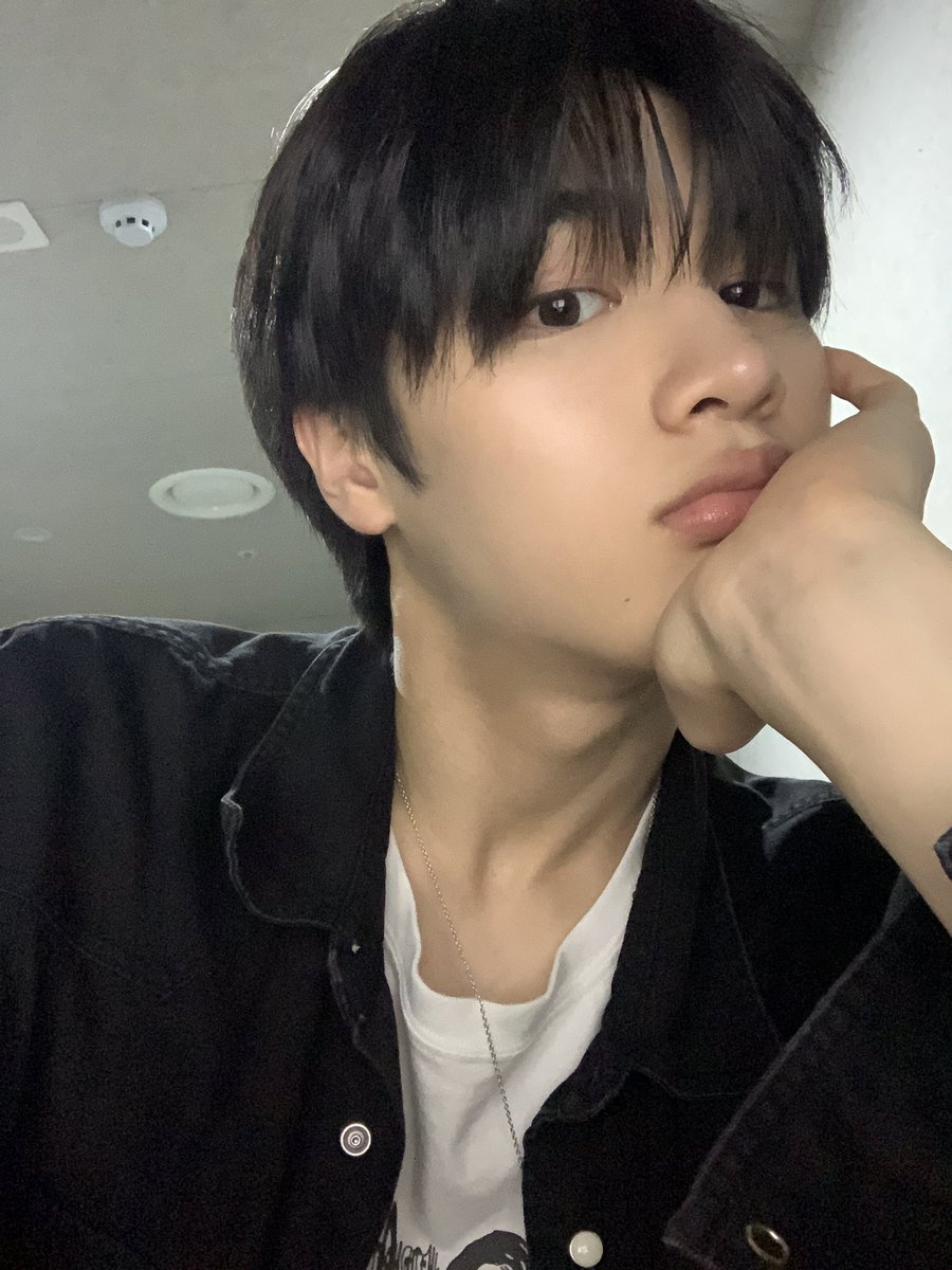 요즘 셀카 실력 완전 늘었어... ( o̴̶̷̥᷅﹏o̴̶̷᷄ )