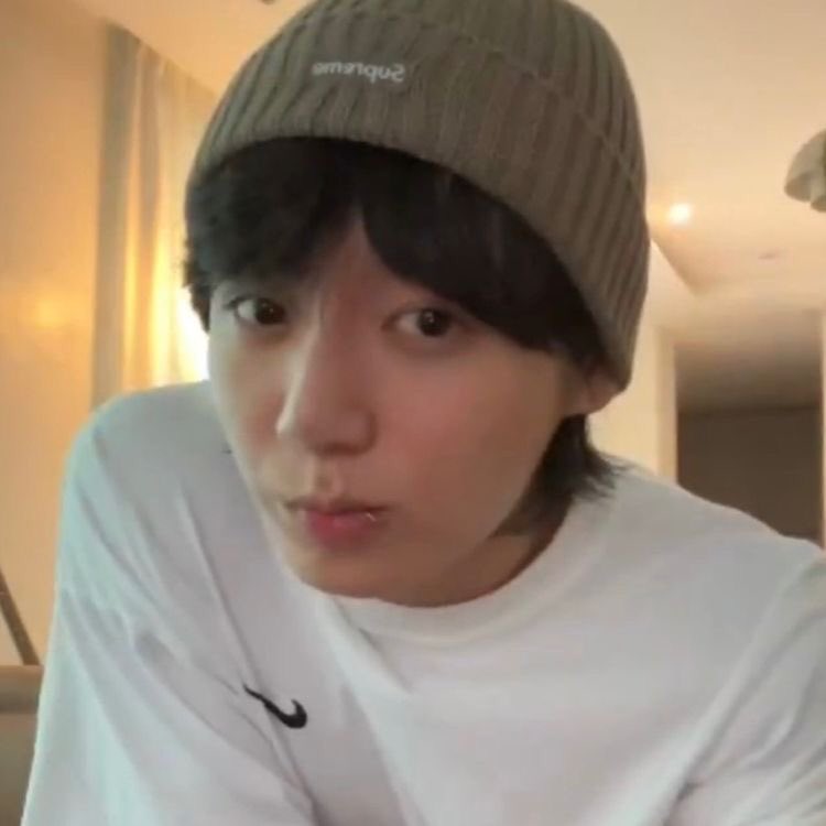 wrtjade's tweet photo. #jikookau onde jungkook é um emo surtadinho e jimin o ama mesmo assim. https://t.co/oOndC7sUQ5