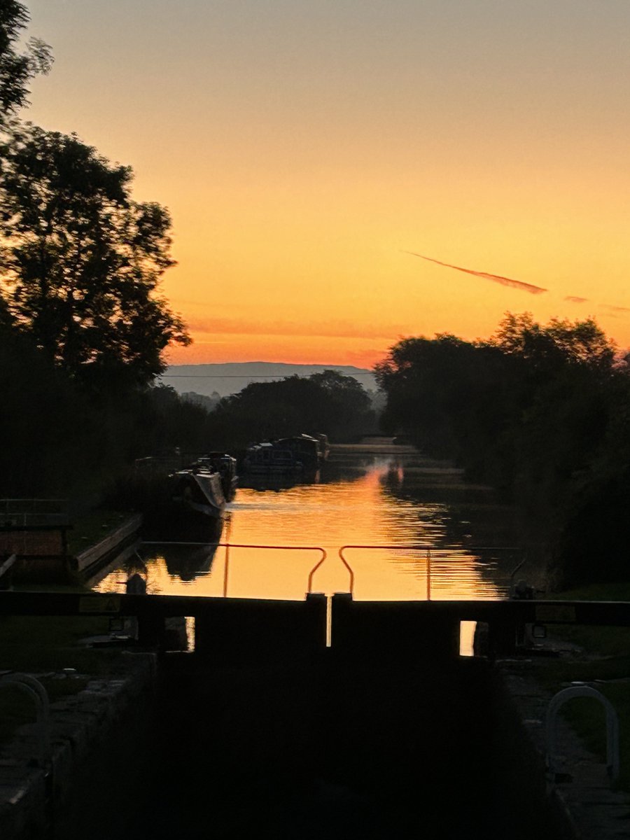 Crafty_General's tweet photo. What a fantabulous morning on the K&amp;A. Always grateful to @CanalRiverTrust for keeping these Towpaths on good running order. Thank you 🙏 #MentalHealthMatters #BrightNewDay @normandytrust TShirt today. A brilliant charity supporting a golden generation. 🙏 https://t.co/oIhzBO0ToW
