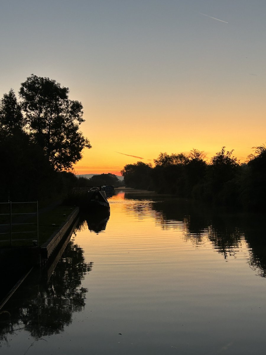 Crafty_General's tweet photo. What a fantabulous morning on the K&amp;A. Always grateful to @CanalRiverTrust for keeping these Towpaths on good running order. Thank you 🙏 #MentalHealthMatters #BrightNewDay @normandytrust TShirt today. A brilliant charity supporting a golden generation. 🙏 https://t.co/oIhzBO0ToW