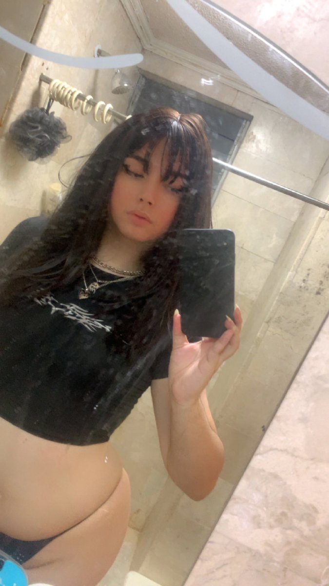Maeeeveee's tweet photo. off to shower https://t.co/tsS8YuAXjt