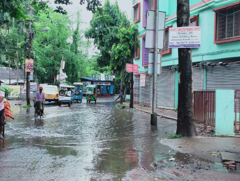 im_chandanji's tweet photo. @HowrahMunicipal @HowrahDistrict 
since last two months huge amount of water gets logged after little heavy or even little rain just in front of our building gate.the water remains logged for several days due to which we are facing problem
Location : Chandmari Road,Hanskhalipole https://t.co/Z3d3hEnr0j